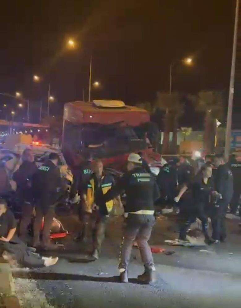 TIR ve otomobiller çarpıştı! 5 ölü, 6 yaralı var 4